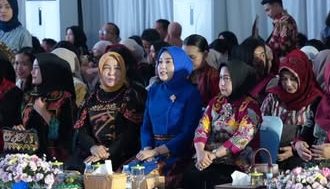 Ketua Dekranasda Barito Utara Hadiri Kalteng Fashion Festival 2025 di Palangka Raya