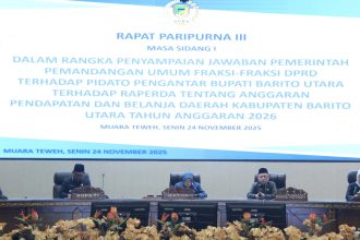 Pemerintah Sampaikan Jawaban Atas Pemandangan Umum Fraksi – Fraksi DPRD. Foto : Lenterakalimantan.com