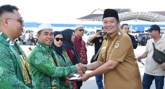 Wakil Bupati Barito Utara Lepas Jamaah Umroh Pemenang Jalan Sehat Gubernur Kalteng 2024