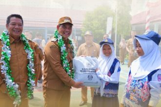 Bupati Barito Utara Mulai Salurkan Bantuan Chromebook Lewat Program SIP Pintar Optimal