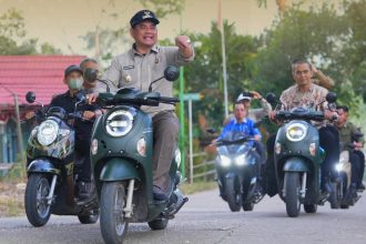 Naik Motor, Bupati Barito Utara Tinjau Progres Pembangunan Jembatan Lahei