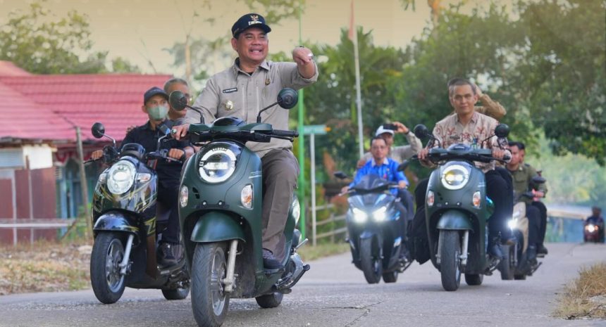 Naik Motor, Bupati Barito Utara Tinjau Progres Pembangunan Jembatan Lahei