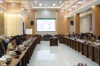 Ketua DPRD Barito Utara, Ir. Hj. Mery Rukaini, M.IP., bersama Sekda Barito Utara, Drs. Muhlis, saat memimpin rapat koordinasi pembahasan APBD Tahun Anggaran 2026 di Ruang Rapat DPRD Barito Utara, Selasa (11/11/2025).