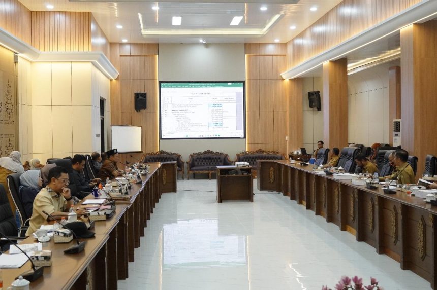 Ketua DPRD Barito Utara, Ir. Hj. Mery Rukaini, M.IP., bersama Sekda Barito Utara, Drs. Muhlis, saat memimpin rapat koordinasi pembahasan APBD Tahun Anggaran 2026 di Ruang Rapat DPRD Barito Utara, Selasa (11/11/2025).