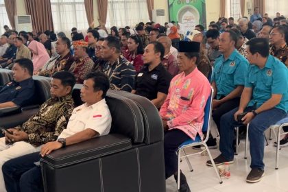 Suasana pelantikan Pengurus PWI Barito Utara Periode 2025–2028 di Aula Dinas Lingkungan Hidup.