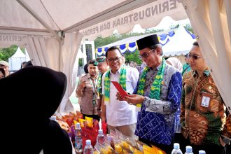 Wakil Bupati Balangan, Akhmad Fauzi beserta jajaran saat berkunjung ke stan UMKM bazar Adaro Spectapreneur 2025
