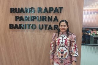 Anggota DPRD Barito Utara Naruk Saritani saat memberikan dukungan kepada kontingen Pesparani sebelum berangkat ke Palangka Raya.