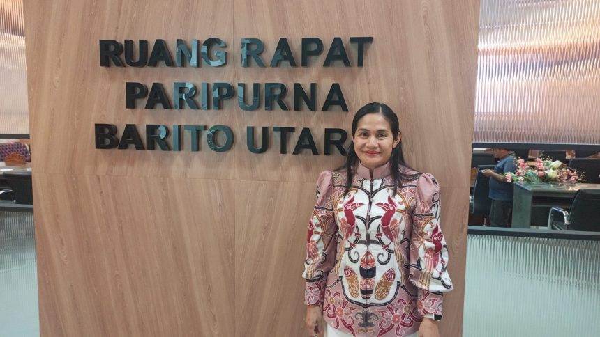 Anggota DPRD Barito Utara Naruk Saritani saat memberikan dukungan kepada kontingen Pesparani sebelum berangkat ke Palangka Raya.