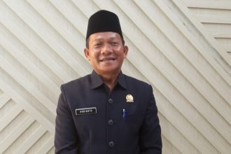 Anggota DPRD Barito Utara dari Fraksi Demokrat, Ardianto, memberikan pernyataan terkait pemasangan portal awing di Desa Bintang Ninggi II yang dinilai menghambat aktivitas masyarakat jasa mooring dan tambat lepas di kawasan pelabuhan.