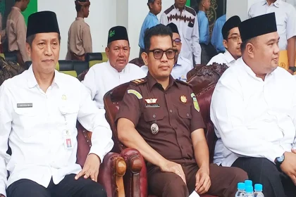 Anggota DPRD Barito Utara H Al Hadi (duduk dibelakang) menghadiri peringatan Hari Santri Nasional 2025 di halaman Masjid Raya Muara Teweh