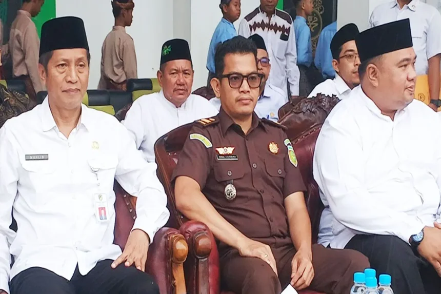 Anggota DPRD Barito Utara H Al Hadi (duduk dibelakang) menghadiri peringatan Hari Santri Nasional 2025 di halaman Masjid Raya Muara Teweh