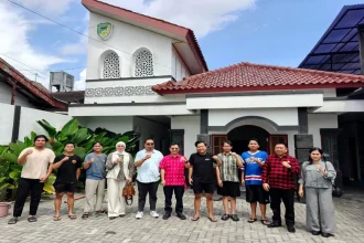 Anggota DPRD Barito Utara Taufik Nugraha, Sri Neni Trianawati,Suparjan efendi dan Naruk Saritani saat mengunjungi asrama mahasiswa Barito Utara usai kaji tiru terkait penyusunan Raperda tentang Pengelolaan Sampah