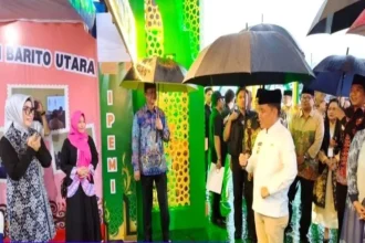 Anggota DPRD Barito Utara Nety Herawati menghadiri pembukaan Pasar Rakyat dan MTQH Kalteng expo yang dibuka Gubernur Kalteng Agustiar Sabran di halaman kantor bupati setempat di Muara Teweh, Minggu (16/11/2025)