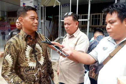 Ketua Komisi III DPRD Barito Utara Tajeri diwawancarai media di Muara Teweh
