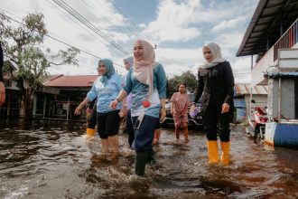 Hj. Fathul Jannah Salurkan Bantuan di Desa Penjambuan Sungai Tabuk, Juga Sampaikan Doa untuk Warga Terdampak Banjir