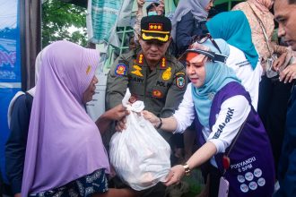 Hj. Fathul Jannah Salurkan Sembako hingga Makanan Tambahan Balita ke Terdampak Banjir Lok Baintan, Sei Tabuk, Banjar