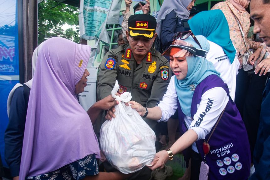 Hj. Fathul Jannah Salurkan Sembako hingga Makanan Tambahan Balita ke Terdampak Banjir Lok Baintan, Sei Tabuk, Banjar