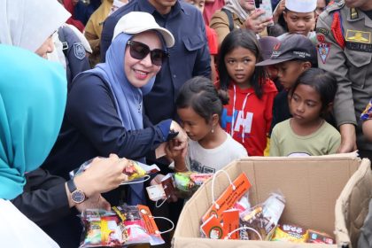 Hj. Fathul Jannah, Istri Gubernur Kalsel Kembali Sapa Warga Terdampak Banjir dan Serahkan Bantuan