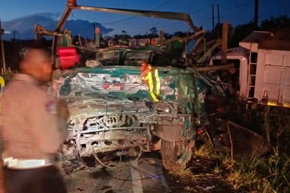 Kecelakaan Lalu Lintas melibatkan tiga truk di Tikungan Kanan jalan Ahmad Yani Desa Jilatan RT 92 Kecamatan Batu Ampar Kabupaten Tanah Laut,