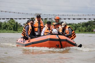 Gubernur H. Muhidin Tinjau Banjir dan Berikan Bantuan, Minta Data Warga Terdampak Agar Bantuan Tepat Sasaran