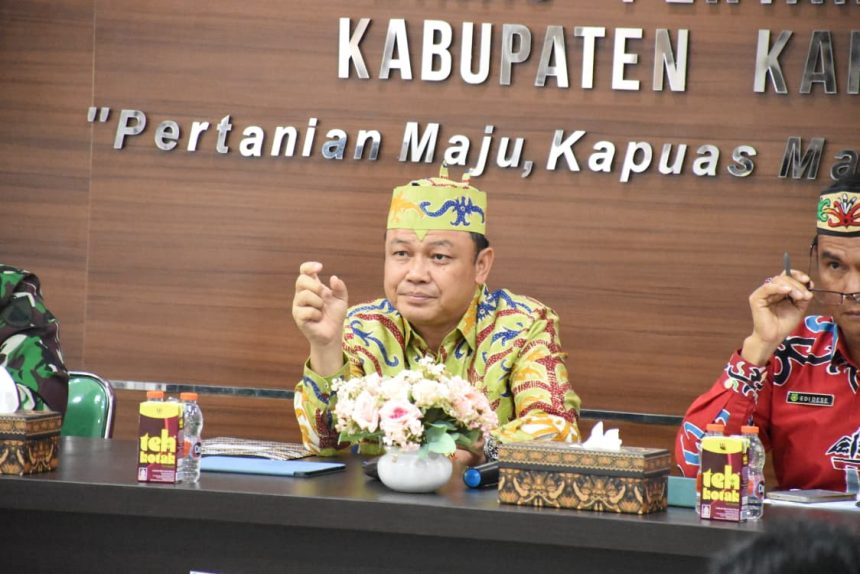 Sekretaris Daerah Kabupaten Kapuas Usis I. Sangkai memimpin rapat koordinasi dan verifikasi tumpang tindih lokasi program cetak sawah rakyat di Aula Dinas Pertanian Kabupaten Kapuas, Kamis (5/2/2026).