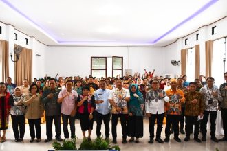 Bupati Barito Selatan Eddy Raya Samsuri dan Wakil Bupati Barito Selatan Khristianto Yudha usai pembukaan Musyawarah Perencanaan Pembangunan (Musrenbang) Rencana Kerja Pemerintah Daerah (RKPD) Kabupaten Barito Selatan Tahun 2027 Tingkat Kecamatan Dusun Selatan Tahun 2026