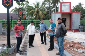Bupati Kapuas H. Muhammad Wiyatno, S.P. bersama Sekretaris Daerah Dr. Usis I. Sangkai, S.Hut., M.Si. meninjau pembangunan taman di kawasan Simpang Tugu Adipura, Kuala Kapuas.