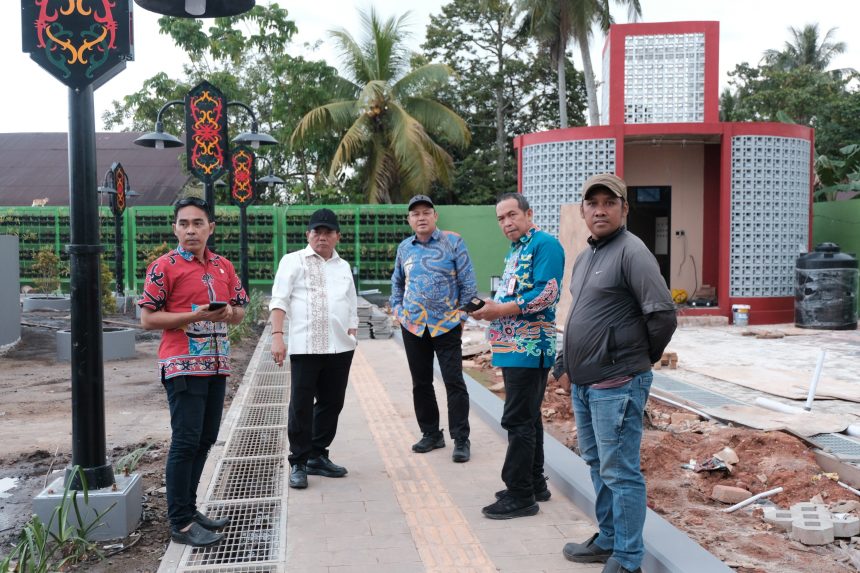 Bupati Kapuas H. Muhammad Wiyatno, S.P. bersama Sekretaris Daerah Dr. Usis I. Sangkai, S.Hut., M.Si. meninjau pembangunan taman di kawasan Simpang Tugu Adipura, Kuala Kapuas.
