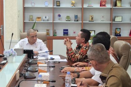 Bupati Kapuas Kunker ke Kemendes PDTT, Perkuat Sinergi Pembangunan Desa JAKARTA – Bupati Kapuas Muhammad Wiyatno melaksanakan kunjungan kerja ke Kementerian Desa, Pembangunan Daerah Tertinggal dan Transmigrasi, Rabu (7/1), dalam rangka koordinasi program pembangunan dan pemberdayaan desa. Dalam kunjungan tersebut, Bupati didampingi Sekretaris Daerah Kabupaten Kapuas Usis I Sangkai serta Kepala Dinas Pemberdayaan Masyarakat dan Desa (PMD) Kabupaten Kapuas Jhon Pita Kadang. Rombongan diterima langsung oleh Wakil Menteri Desa PDTT. Kunjungan ini bertujuan memperkuat sinergi antara Pemerintah Kabupaten Kapuas dan pemerintah pusat, khususnya dalam percepatan pembangunan desa, peningkatan kapasitas pemerintahan desa, serta penguatan ekonomi dan kemandirian desa. Dalam pertemuan tersebut, Bupati menyampaikan berbagai kondisi dan tantangan pembangunan desa di Kapuas, termasuk kebutuhan pendampingan program, penguatan Badan Usaha Milik Desa (BUMDes), serta optimalisasi pemanfaatan dana desa agar lebih tepat sasaran dan berkelanjutan. Bupati Muhammad Wiyatno menegaskan bahwa koordinasi dengan Kemendes PDTT merupakan langkah strategis untuk memastikan kebijakan pembangunan desa di daerah selaras dengan program nasional. “Pemerintah Kabupaten Kapuas berkomitmen mendorong pembangunan dan pemberdayaan desa sebagai fondasi utama pembangunan daerah. Kami berharap dukungan kebijakan dan pendampingan dari pemerintah pusat semakin memperkuat desa-desa di Kapuas agar lebih mandiri dan sejahtera,” ujarnya. Sementara itu, Sekda Kapuas Usis I Sangkai menambahkan bahwa hasil koordinasi tersebut akan segera ditindaklanjuti oleh perangkat daerah terkait agar program pembangunan desa dapat diimplementasikan secara optimal. Melalui kunjungan ini, Pemerintah Kabupaten Kapuas optimistis percepatan pembangunan dan pemberdayaan desa dapat berjalan lebih terarah, terintegrasi, serta memberikan manfaat nyata bagi masyarakat di seluruh wilayah Kabupaten Kapuas