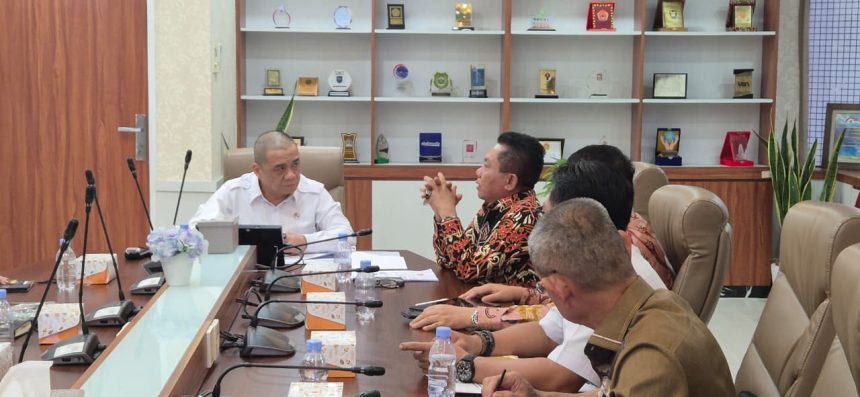 Bupati Kapuas Kunker ke Kemendes PDTT, Perkuat Sinergi Pembangunan Desa JAKARTA – Bupati Kapuas Muhammad Wiyatno melaksanakan kunjungan kerja ke Kementerian Desa, Pembangunan Daerah Tertinggal dan Transmigrasi, Rabu (7/1), dalam rangka koordinasi program pembangunan dan pemberdayaan desa. Dalam kunjungan tersebut, Bupati didampingi Sekretaris Daerah Kabupaten Kapuas Usis I Sangkai serta Kepala Dinas Pemberdayaan Masyarakat dan Desa (PMD) Kabupaten Kapuas Jhon Pita Kadang. Rombongan diterima langsung oleh Wakil Menteri Desa PDTT. Kunjungan ini bertujuan memperkuat sinergi antara Pemerintah Kabupaten Kapuas dan pemerintah pusat, khususnya dalam percepatan pembangunan desa, peningkatan kapasitas pemerintahan desa, serta penguatan ekonomi dan kemandirian desa. Dalam pertemuan tersebut, Bupati menyampaikan berbagai kondisi dan tantangan pembangunan desa di Kapuas, termasuk kebutuhan pendampingan program, penguatan Badan Usaha Milik Desa (BUMDes), serta optimalisasi pemanfaatan dana desa agar lebih tepat sasaran dan berkelanjutan. Bupati Muhammad Wiyatno menegaskan bahwa koordinasi dengan Kemendes PDTT merupakan langkah strategis untuk memastikan kebijakan pembangunan desa di daerah selaras dengan program nasional. “Pemerintah Kabupaten Kapuas berkomitmen mendorong pembangunan dan pemberdayaan desa sebagai fondasi utama pembangunan daerah. Kami berharap dukungan kebijakan dan pendampingan dari pemerintah pusat semakin memperkuat desa-desa di Kapuas agar lebih mandiri dan sejahtera,” ujarnya. Sementara itu, Sekda Kapuas Usis I Sangkai menambahkan bahwa hasil koordinasi tersebut akan segera ditindaklanjuti oleh perangkat daerah terkait agar program pembangunan desa dapat diimplementasikan secara optimal. Melalui kunjungan ini, Pemerintah Kabupaten Kapuas optimistis percepatan pembangunan dan pemberdayaan desa dapat berjalan lebih terarah, terintegrasi, serta memberikan manfaat nyata bagi masyarakat di seluruh wilayah Kabupaten Kapuas