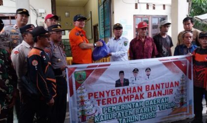 Pemkab Bartim Salurkan Ratusan Paket Bantuan untuk Korban Banjir di Paju Epat