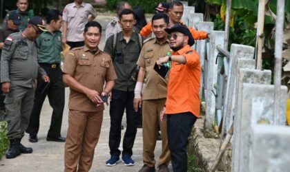 Wabup Bartim Tinjau Jalan Amblas di Ampah