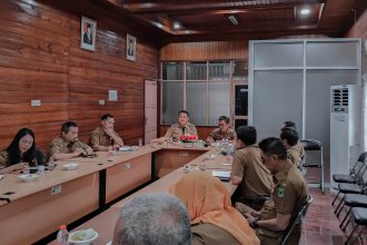 Sekretaris Daerah Kabupaten Kapuas, Usis I. Sangkai, memimpin rapat koordinasi penataan bangunan dan relokasi pedagang pasar di kawasan Jalan Jenderal Sudirman dan Jalan Kartini, Kuala Kapuas.