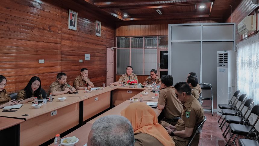 Sekretaris Daerah Kabupaten Kapuas, Usis I. Sangkai, memimpin rapat koordinasi penataan bangunan dan relokasi pedagang pasar di kawasan Jalan Jenderal Sudirman dan Jalan Kartini, Kuala Kapuas.