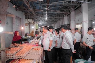 Wakil Bupati Kapuas, Dodo, bersama Sekretaris Daerah (Sekda) Kabupaten Kapuas, Usis I. Sangkai, melakukan peninjauan langsung harga dan ketersediaan bahan pokok di Pasar Blok R, Kuala Kapuas, pada Rabu (11/02/2026).