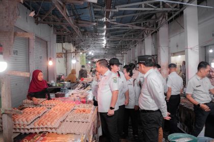 Wakil Bupati Kapuas, Dodo, bersama Sekretaris Daerah (Sekda) Kabupaten Kapuas, Usis I. Sangkai, melakukan peninjauan langsung harga dan ketersediaan bahan pokok di Pasar Blok R, Kuala Kapuas, pada Rabu (11/02/2026).