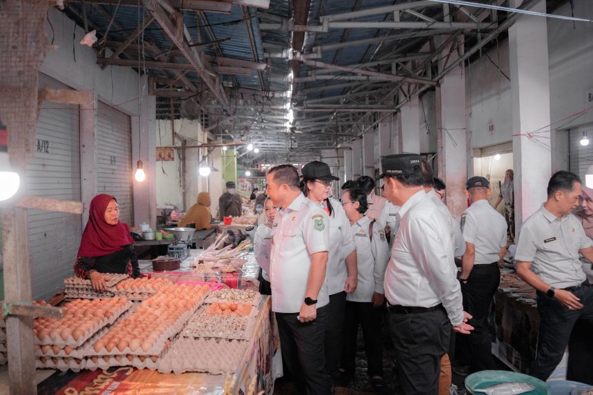 Wakil Bupati Kapuas, Dodo, bersama Sekretaris Daerah (Sekda) Kabupaten Kapuas, Usis I. Sangkai, melakukan peninjauan langsung harga dan ketersediaan bahan pokok di Pasar Blok R, Kuala Kapuas, pada Rabu (11/02/2026).