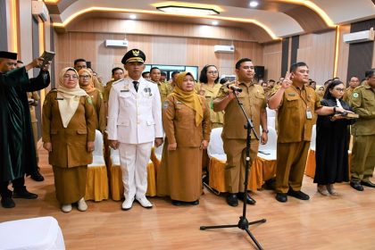Sejumlah pejabat administrator, pejabat pengawas dan pejabat fungsional saat dilantik oleh Bupati Barito Selatan
