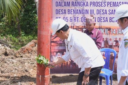 Pemancangan Tiang PLN di Teweh Timur
