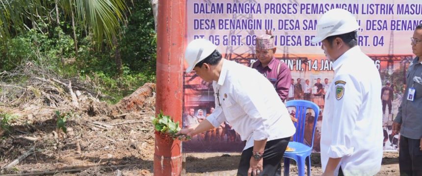 Pemancangan Tiang PLN di Teweh Timur