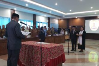 Bupati Barito Timur, M Yamin saat melantik Sekertaris Daerah Misnohartaku diruang rapat Bupati Barito Timur.