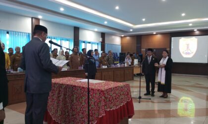 Bupati Barito Timur, M Yamin saat melantik Sekertaris Daerah Misnohartaku diruang rapat Bupati Barito Timur.
