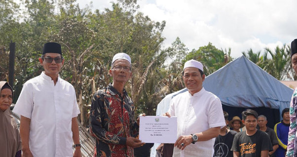 Bupati dan Wabup Balangan Salurkan Bantuan untuk Korban Kebakaran di Galumbang