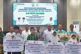 126 Siswa di Balangan Terima Beasiswa Kartu Balangan Pintar dari CSR Adaro