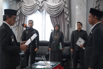 Wakil Bupati Balangan Akhmad Fauzi melantik dan mengambil sumpah/janji Pejabat Pimpinan Tinggi Pratama di lingkungan Pemerintah Kabupaten Balangan, Jumat (13/2/2026).