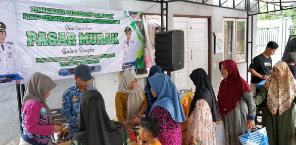 Disperindag Balangan Gelar Pasar Murah di Jimamun, Warga Serbu Sembako Murah