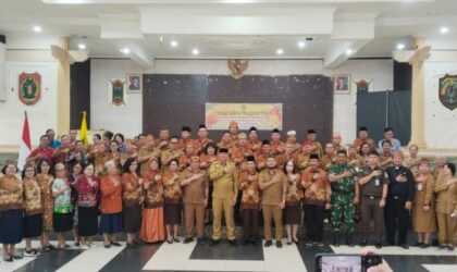 Bupati Barito Timur M Yamin bersama Wakil Bupati Barito Timur, Adi Mula Nakalelu melakukan foto bersama usai kegiatan PWRI.