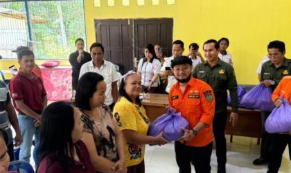Wabup Bartim Salurkan Bantuan untuk 258 KK Terdampak Banjir di Awang dan Paku