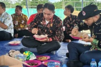 Bupati Barito Timur, M Yamin didampingi Wakil Bupati Barito Timur Adi Mula Nakalelu bersama jajaran OPD melakukan makan siang bersama usai melakukan kegiatan.