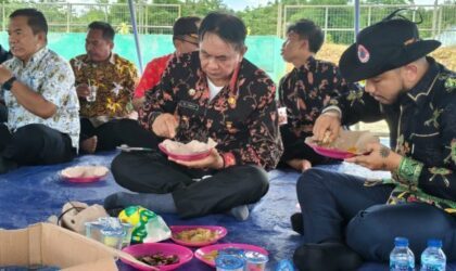 Bupati Barito Timur, M Yamin didampingi Wakil Bupati Barito Timur Adi Mula Nakalelu bersama jajaran OPD melakukan makan siang bersama usai melakukan kegiatan.